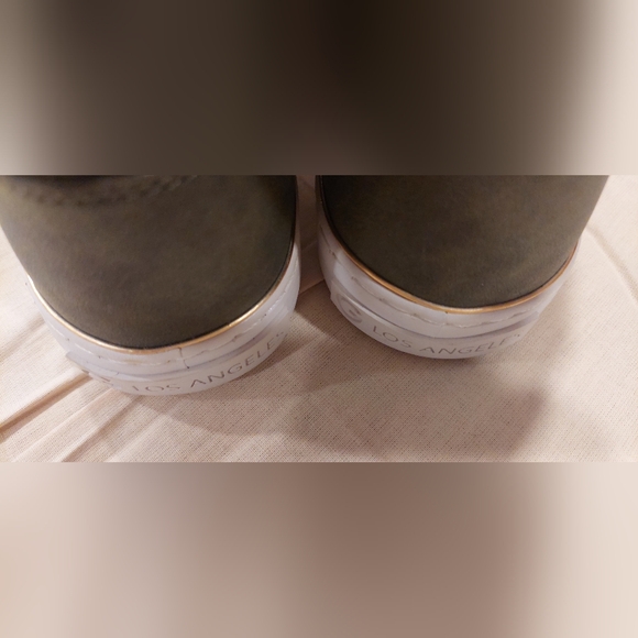 Cozy Women's Winter Boots with Faux Fur - Black and Cream - Picture 5 of 9